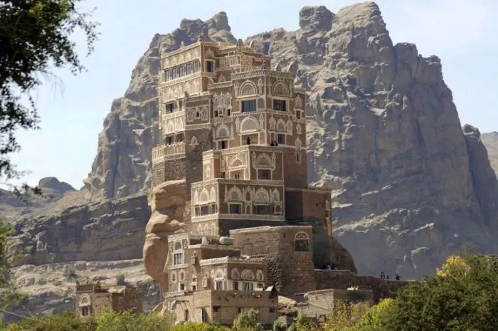 Mengunjungi Destinasi Wisata Istana Batu di Yaman